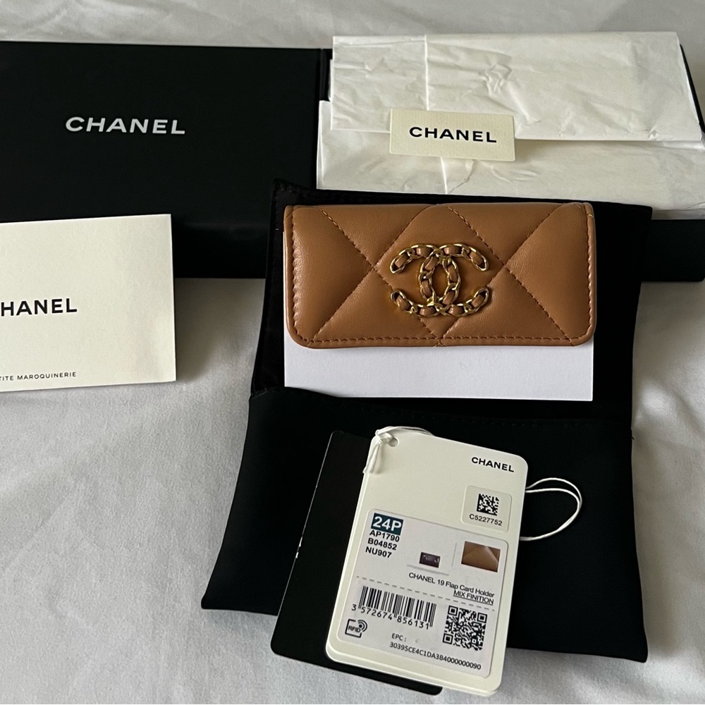 CHANEL 19 Flap Card Holder